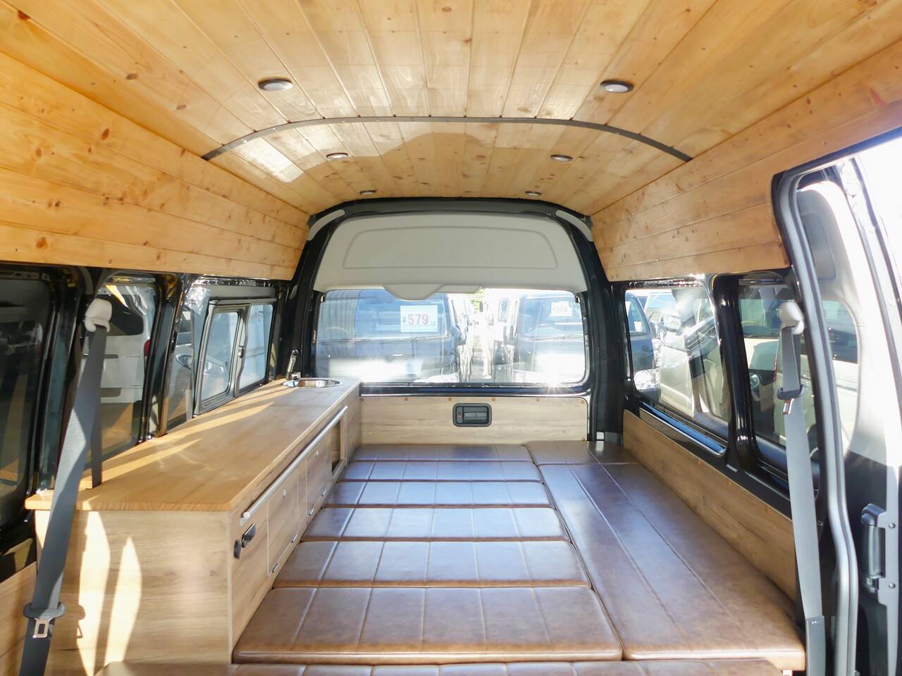 ハイエース スーパーロング バンライフコンセプト キャンピングカー【FD-BOXV10-H】 車中泊も可能なベッドスペースが作れます